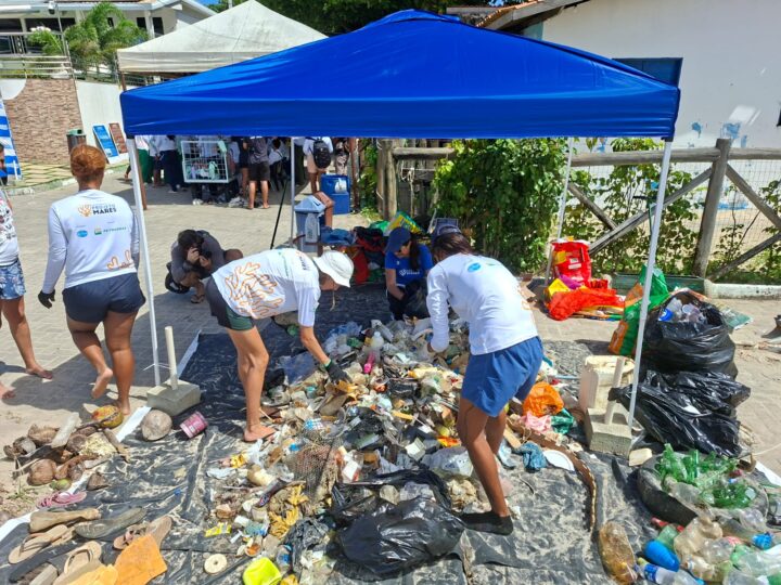 Projeto Mares retira 155 kg de lixo do mar e da praia na Ilha de Itaparica