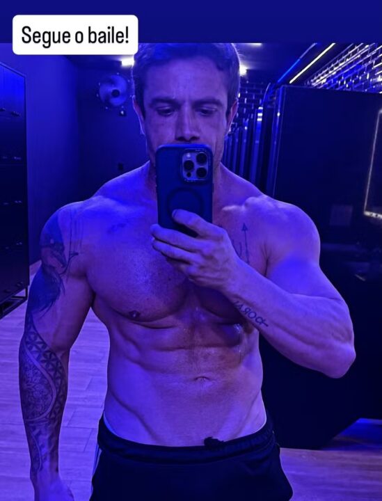 Rafael Cardoso exibe shape atual e impressiona fãs nas redes sociais