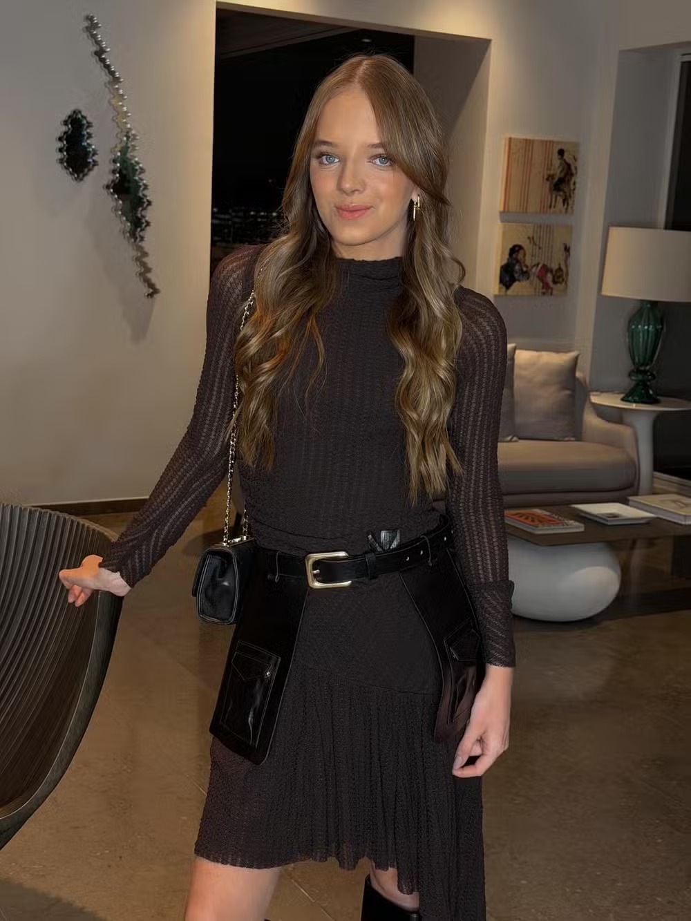 Rafaella Justus aposta em cinto-saia e chama atenção após nova rinoplastia