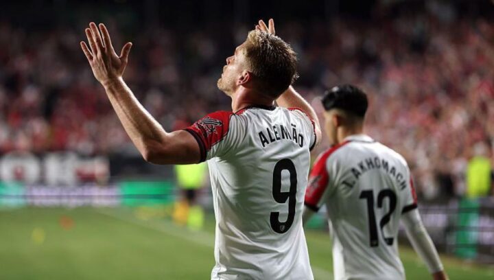 Rayo Vallecano vence Strasbourg com gol brasileiro e abre vantagem na semifinal da Conference League