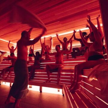 Saunas viram balada e atraem jovens em busca de conexão fora das telas