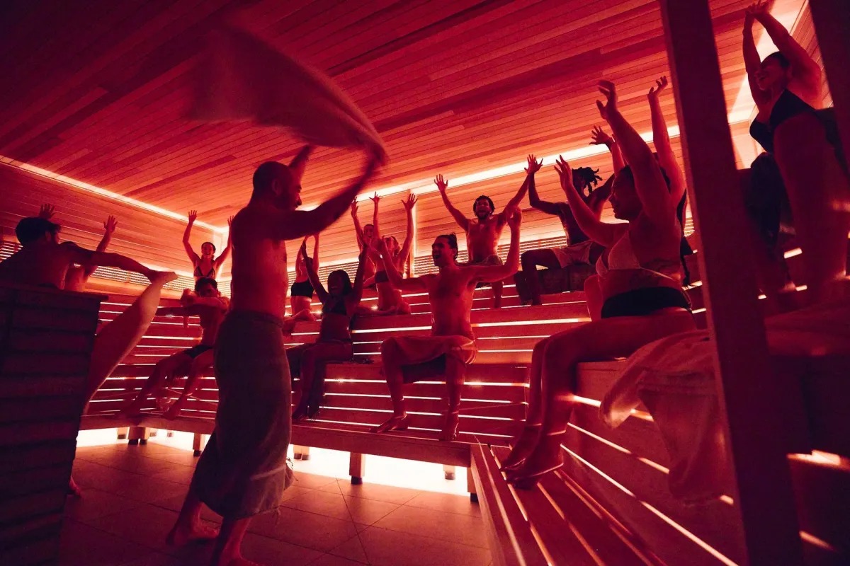 Saunas viram balada e atraem jovens em busca de conexão fora das telas