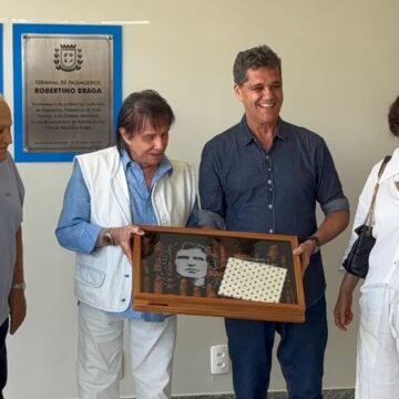 No dia de seu aniversário, Roberto Carlos inaugura terminal de aeroporto em homenagem ao pai