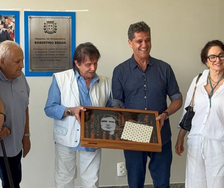 No dia de seu aniversário, Roberto Carlos inaugura terminal de aeroporto em homenagem ao pai