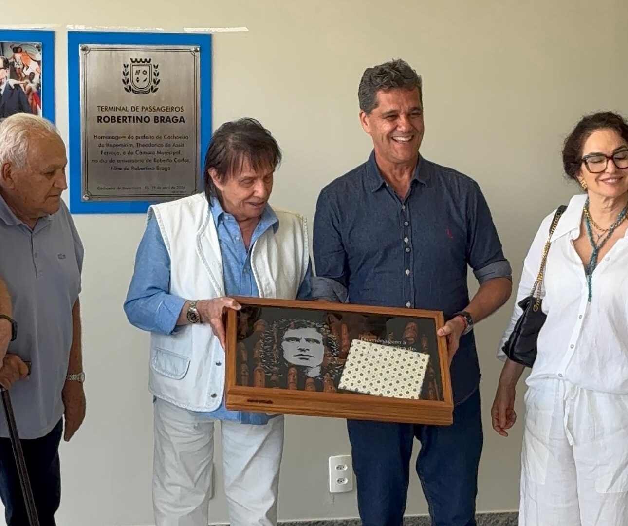 No dia de seu aniversário, Roberto Carlos inaugura terminal de aeroporto em homenagem ao pai