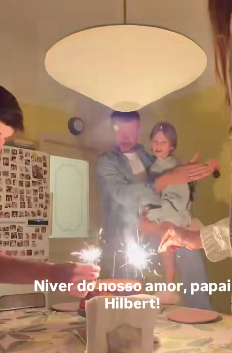 Rodrigo Hilbert ganha surpresa de aniversário de Fernanda Lima e filhos; veja vídeo