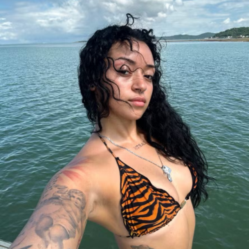 Camilly Victoria posta selfie em viagem e recebe carinho de Carla Perez e Xanddy: “O amor transborda”