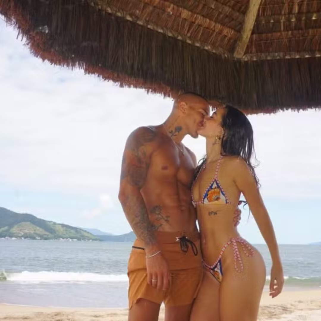 Mel Maia compartilha fotos na praia com namorado e clima de romance chama atenção