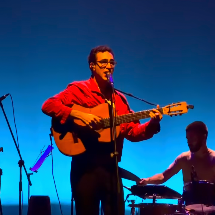 Zeca Veloso estreia turnê com banda em show no Rio de Janeiro