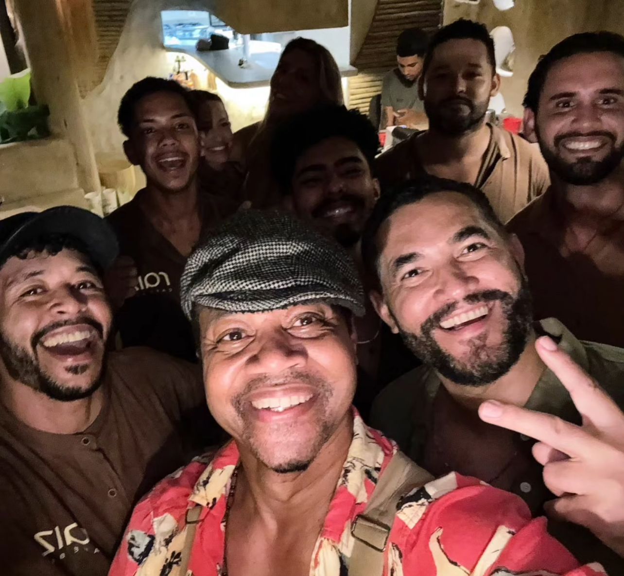 Ator vencedor do Oscar, Cuba Gooding Jr. dança e se diverte em Trancoso
