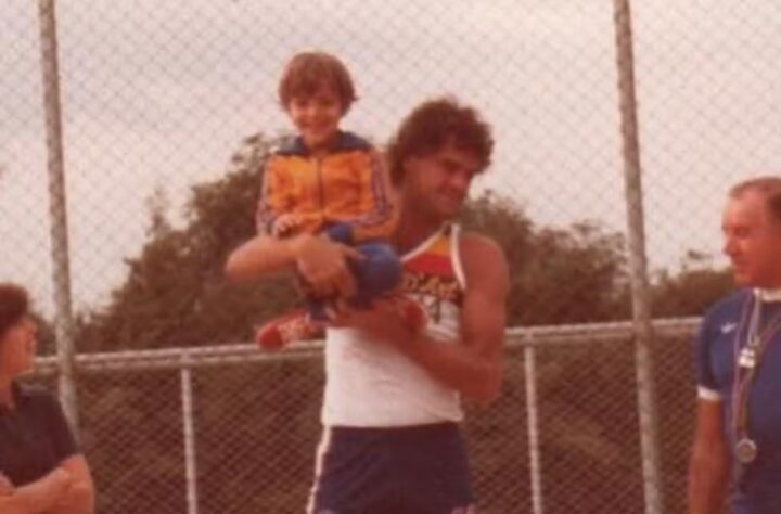 Tadeu Schmidt apresenta BBB 26 após morte do irmão