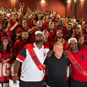 Zico se emociona ao assistir documentário em sua homenagem: “Superação”