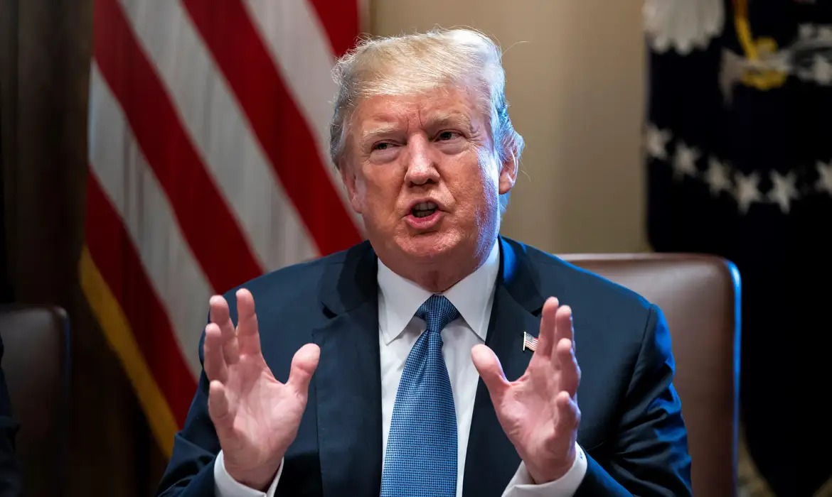 Trump anuncia bloqueio no Estreito de Ormuz e eleva tensão no Oriente Médio