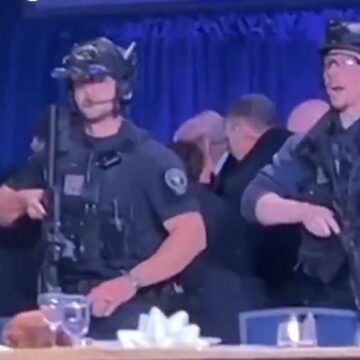 Trump é retirado às pressas de jantar com jornalistas após homem invadir e atirar