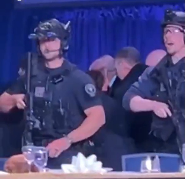 Trump é retirado às pressas de jantar com jornalistas após homem invadir e atirar