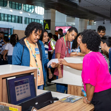 Aeroporto de Salvador promove visita guiada para crianças e jovens com TEA