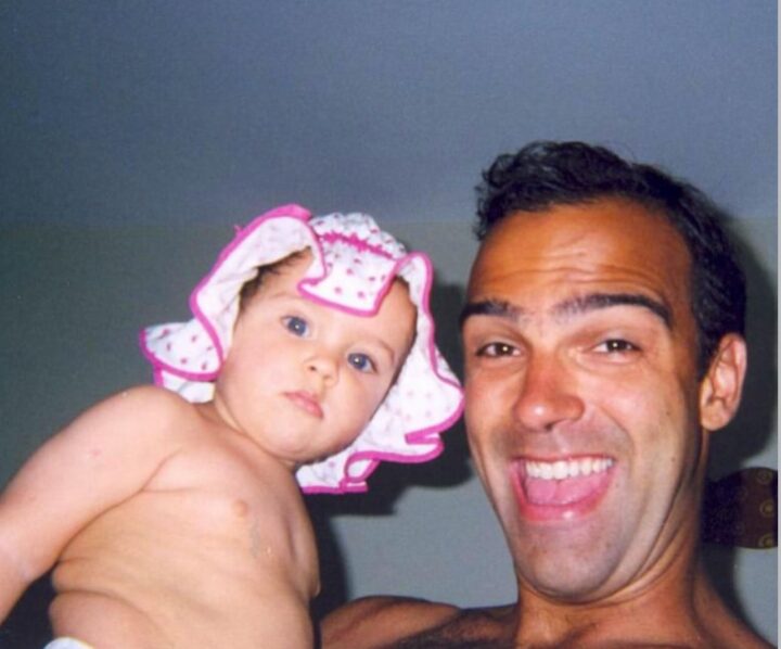 Filha de Tadeu Schmidt homenageia o pai após fala emocionante no BBB 26: “Você é gigante, Papi”