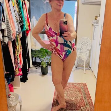 Musa! Vera Fischer posa de maiô para curtir feriado no Rio