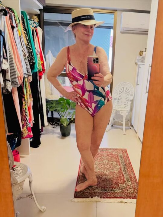 Musa! Vera Fischer posa de maiô para curtir feriado no Rio