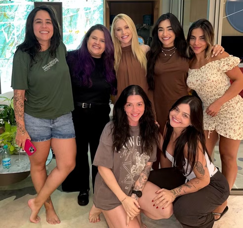 Virginia faz tatuagem em homenagem à Espanha; veja