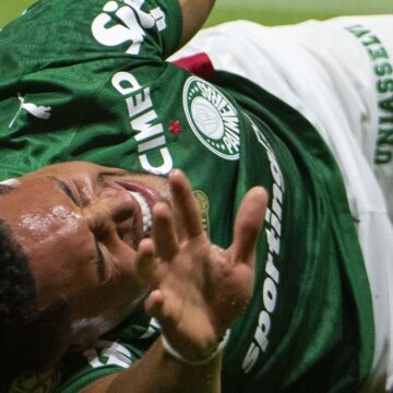 Vitor Roque sai lesionado em volta ao time titular do Palmeiras