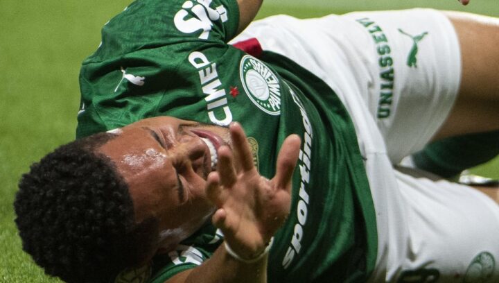 Vitor Roque sai lesionado em volta ao time titular do Palmeiras