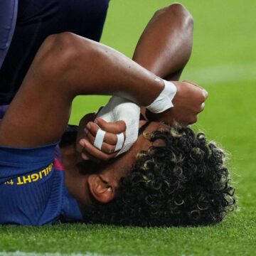 Yamal se machuca ao bater pênalti, deixa jogo do Barcelona e vira preocupação