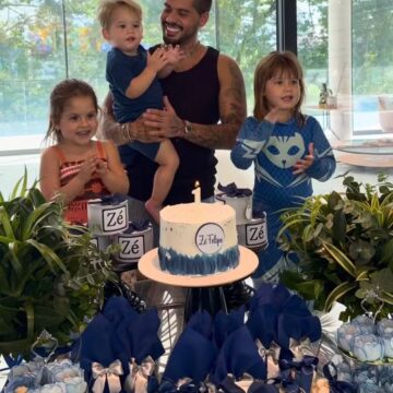 Zé Felipe celebra 28 anos com filhos e chama atenção com vela inusitada