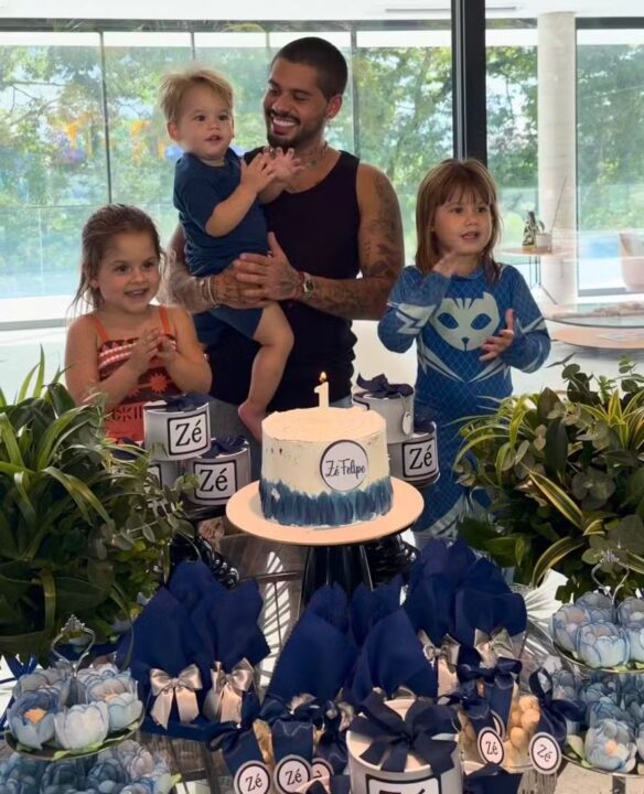 Zé Felipe celebra 28 anos com filhos e chama atenção com vela inusitada