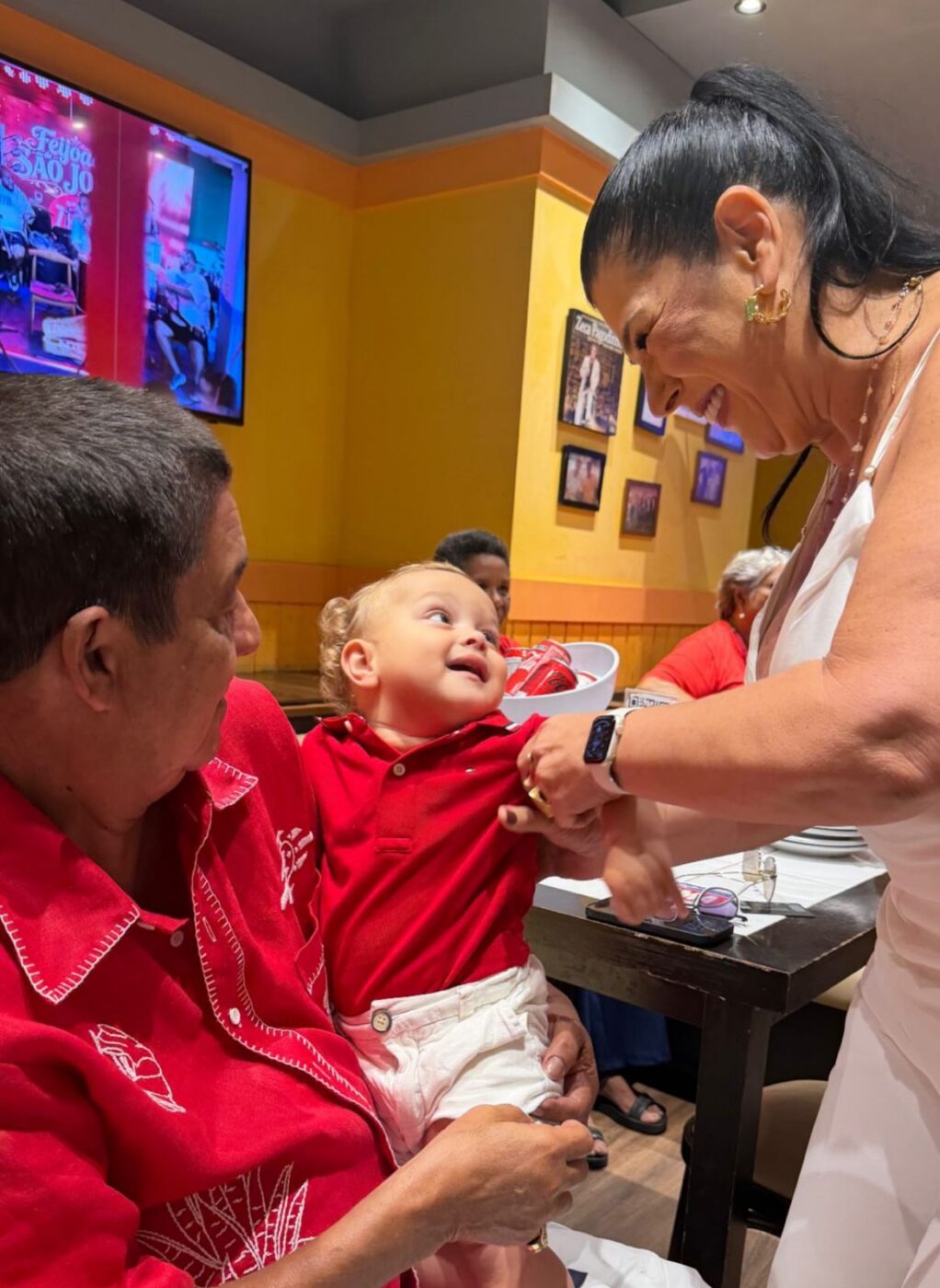 Zeca Pagodinho reúne famosos em tradicional feijoada de São Jorge no Rio