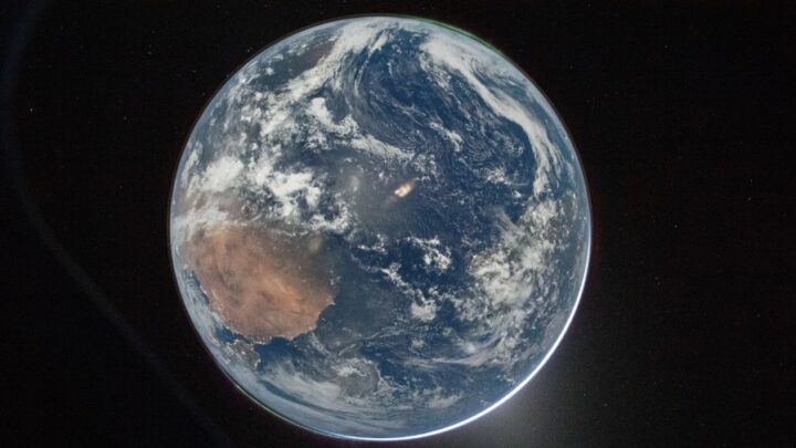 Fotos inéditas da Artemis II mostram Terra, Lua e interior da cápsula Orion