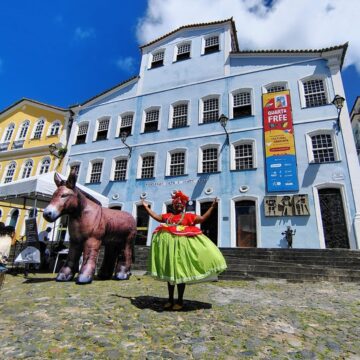 Jumento inflável chama atenção no Pelourinho e vira símbolo de mobilização em Salvador; entenda