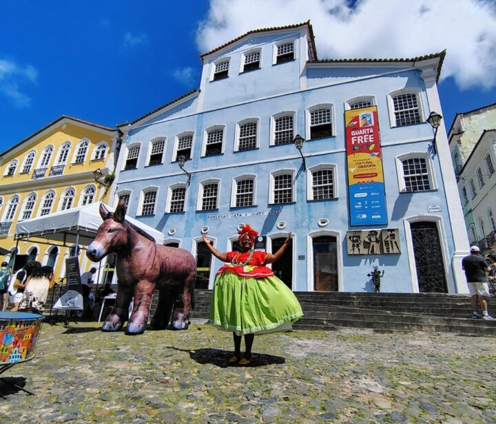 Jumento inflável chama atenção no Pelourinho e vira símbolo de mobilização em Salvador; entenda