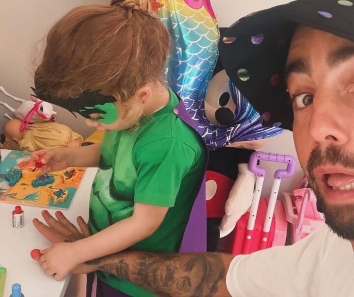 Vídeo: Pedro Scooby mostra unhas pintadas pela filha caçula antes de reunião