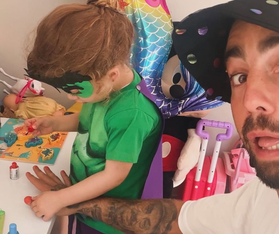 Vídeo: Pedro Scooby mostra unhas pintadas pela filha caçula antes de reunião