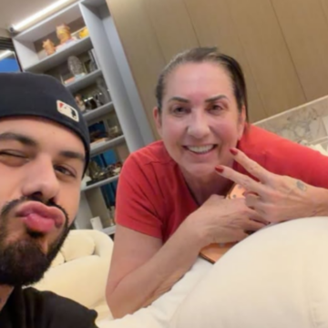 Zé Felipe aparece com a ex-sogra, mãe de Virginia, em registro nas redes