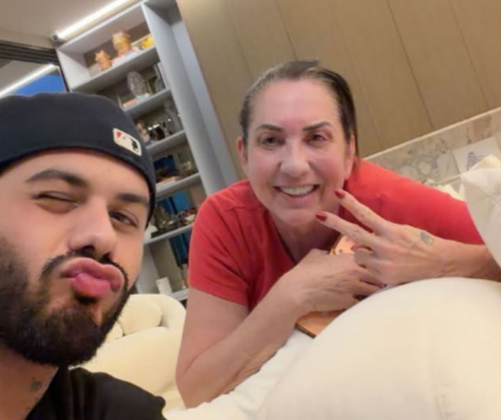Zé Felipe aparece com a ex-sogra, mãe de Virginia, em registro nas redes