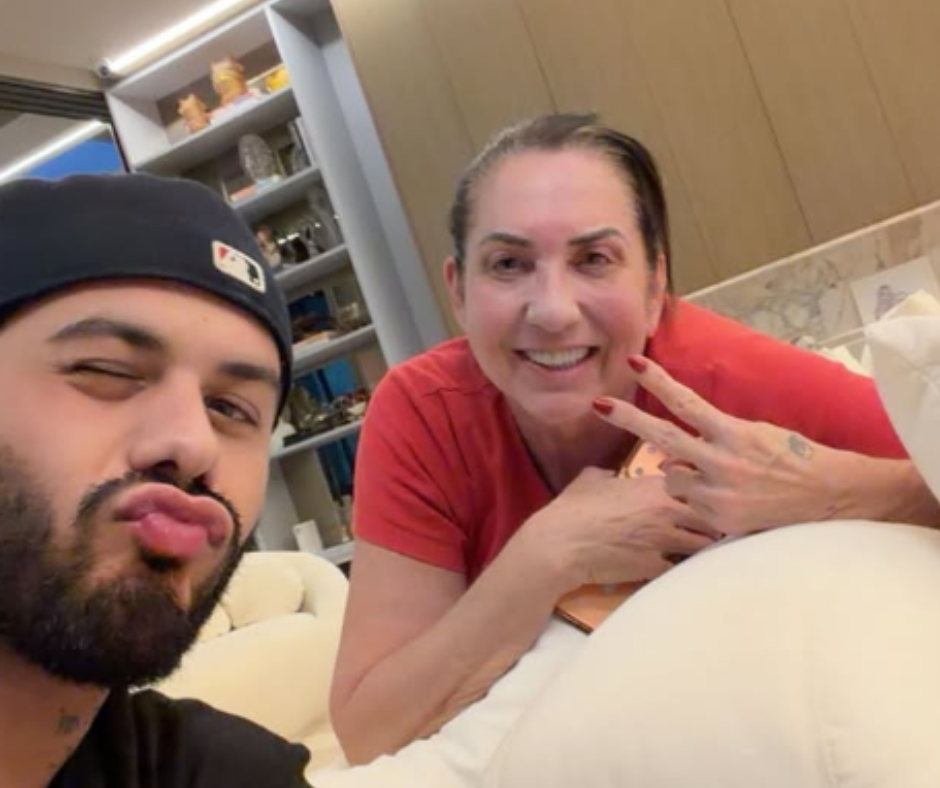 Zé Felipe aparece com a ex-sogra, mãe de Virginia, em registro nas redes