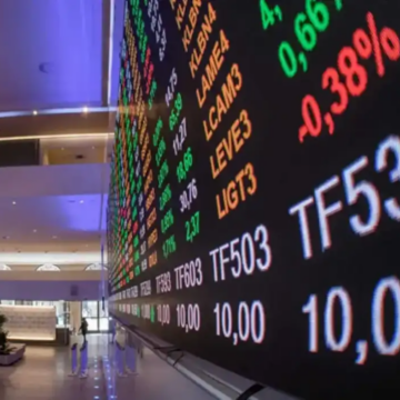 Bolsa cai mais de 2% e atinge menor nível desde março; dólar fecha quase estável
