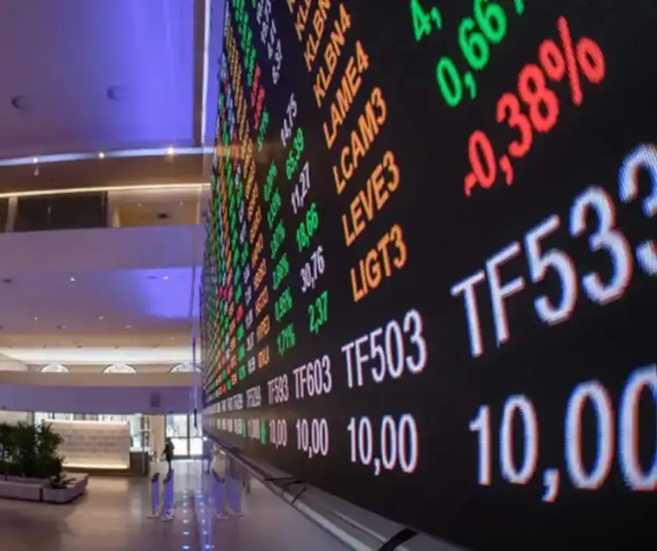 Bolsa cai mais de 2% e atinge menor nível desde março; dólar fecha quase estável