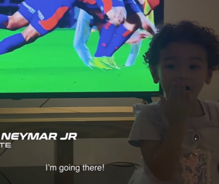 Mavie rouba a cena ao ‘defender’ Neymar em jogo do Santos e viraliza nas redes