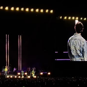 Joe Jonas usa jaqueta com ‘O Hexa vem’ em show dos Jonas Brothers no Brasil
