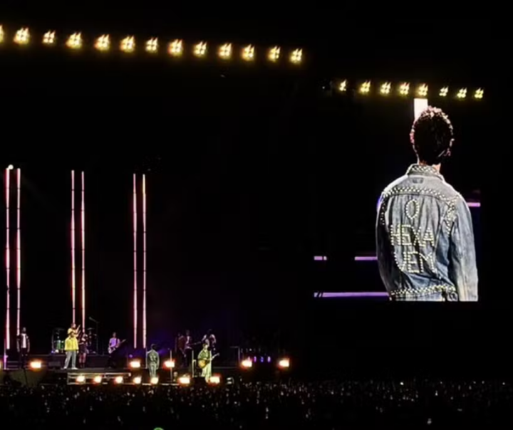 Joe Jonas usa jaqueta com ‘O Hexa vem’ em show dos Jonas Brothers no Brasil