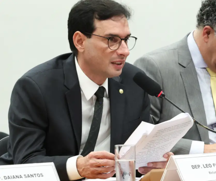Léo Prates, relator da PEC do fim da 6×1, propõe folga aos domingos