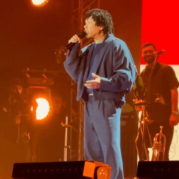 Djavan celebra 50 anos de carreira com show para multidão em Salvador