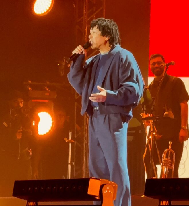 Djavan celebra 50 anos de carreira com show para multidão em Salvador