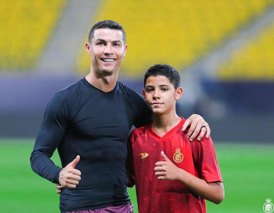 Filho de Cristiano Ronaldo impressiona ao marcar gol de cabeça durante partida da seleção portuguesa de base