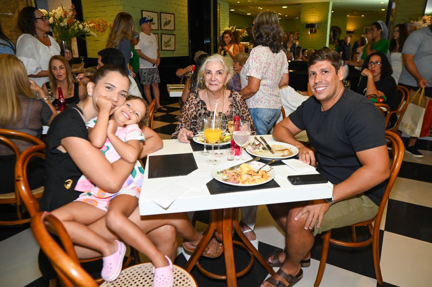 Danielle, Giovanna , Bernardete Fontoura e Felipe Mascarenhas