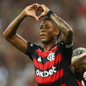Após renovar contrato, Bruno Henrique ganhará busto no Flamengo