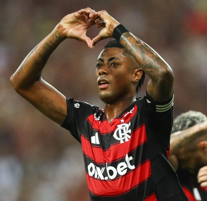 Após renovar contrato, Bruno Henrique ganhará busto no Flamengo
